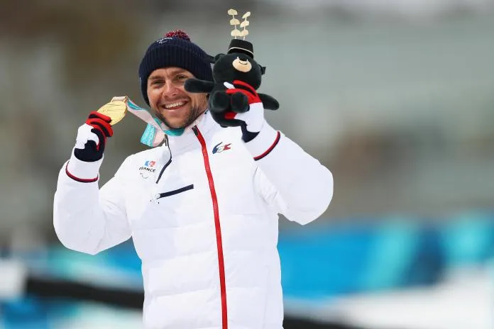 Der männliche Para-Nordisch-Skifahrer Benjamin Daviet in voller Aktion auf der Loipe, ein Beispiel für die Dynamik des Para Biathlon.