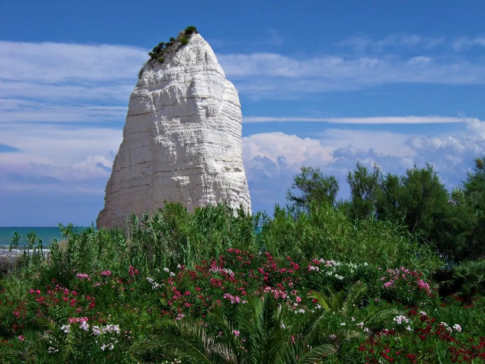 Der markante Felsmonolith Pizzomunno am Strand von Vieste
