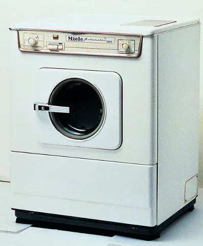Der Miele Waschvollautomat 505 von 1958, ein früher Frontlader, der das vollautomatische Waschen ermöglichte.