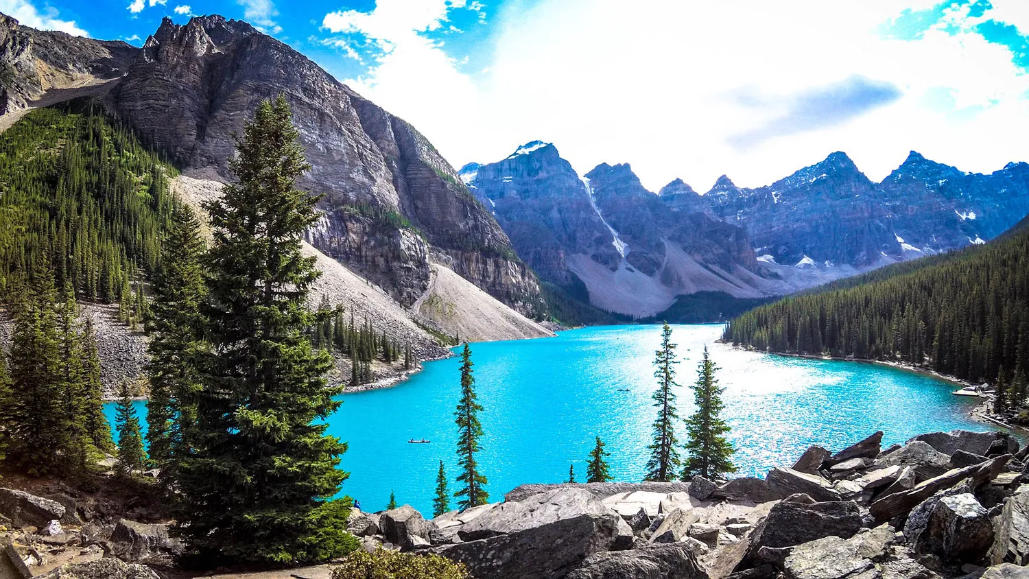 Der Moraine Lake in Alberta, Kanada, mit seinem türkisblauen Wasser und den schneebedeckten Bergen im Hintergrund