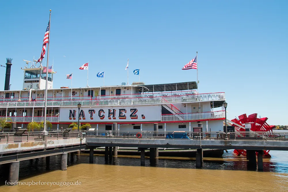 Der Natchez Steamboat, ein klassischer Schaufelraddampfer, fährt majestätisch auf dem Mississippi in New Orleans.