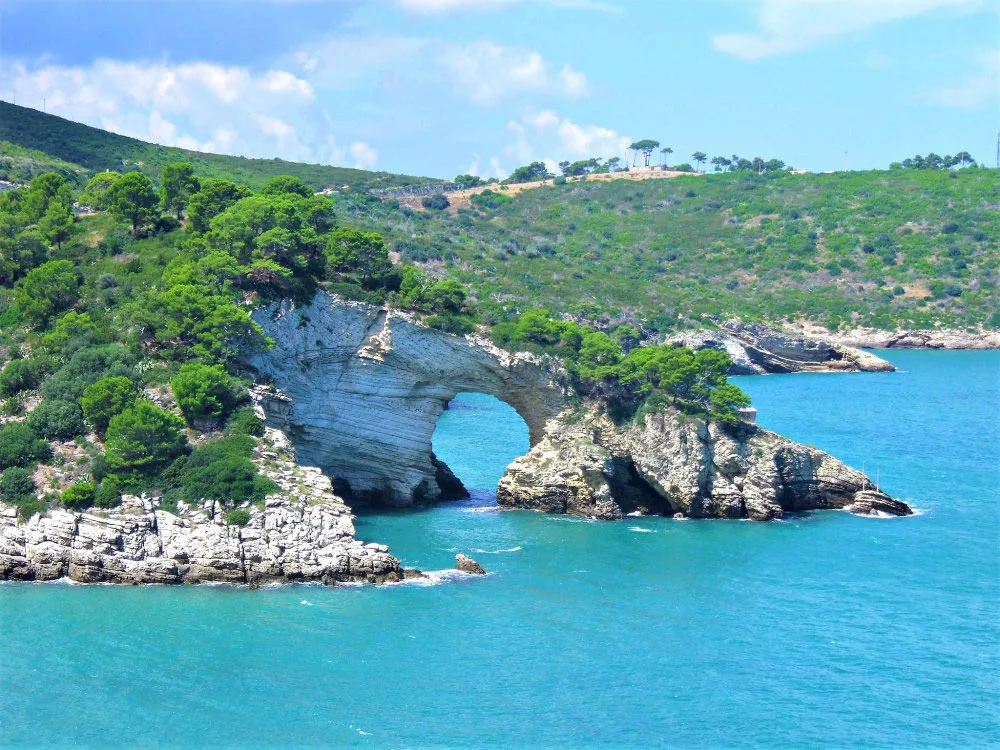 Der natürliche Steinbogen Arco di San Felice an der Küste des Gargano
