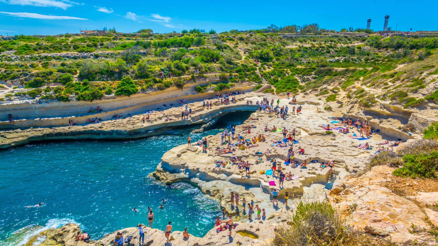 Der natürliche Swimmingpool St. Peter's Pool auf Malta, umgeben von Felsen und klarem Wasser