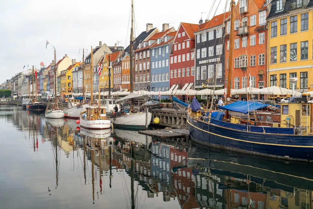 Der Nyhavn in Kopenhagen mit seinen bunten Häusern und kleinen Booten, einer der bekanntesten Orte der Stadt