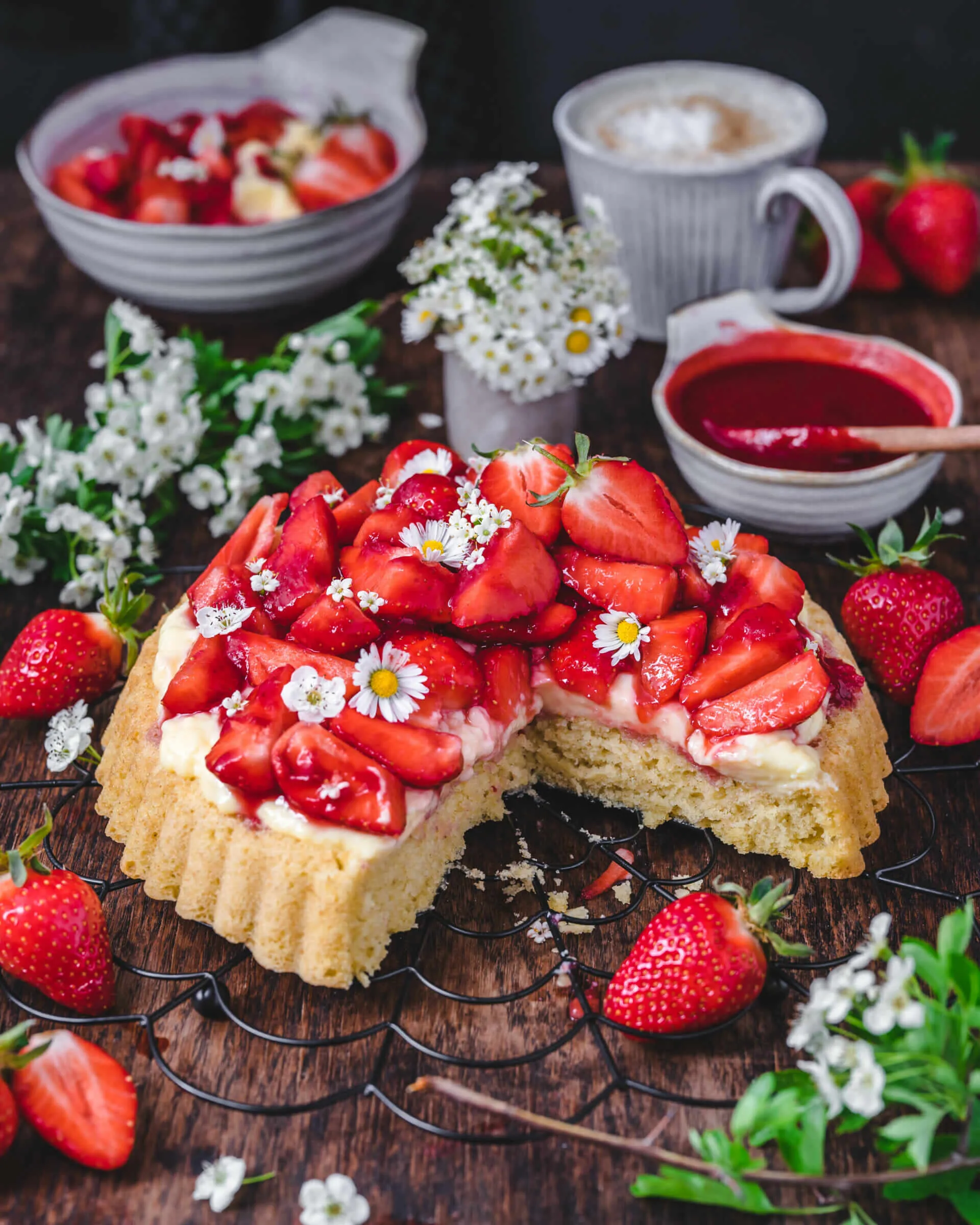 Der perfekt gebackene, lockere Tortenboden ohne Ei, als Basis für eine Erdbeer Pudding Sahne Torte, noch warm und goldbraun.