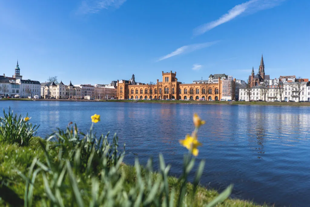 Der Pfaffenteich in Schwerin – ein idyllischer Ort zum Entspannen