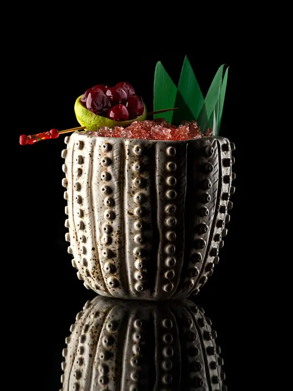 Der potente Zombie Cocktail, ein Klassiker für jede Halloween-Party, serviert in einem Tiki-Becher.