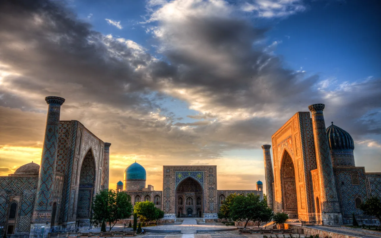 Der prächtige Registan in Samarkand, Usbekistan, ein kulturelles Erbe der Seidenstraße, perfekt zu erkunden im milden Mai.