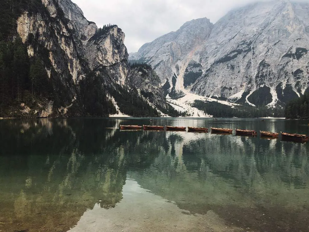 Der Pragser Wildsee in Südtirol, eingebettet in die majestätische Bergkulisse der Dolomiten, verzaubert mit seinem smaragdgrünen Wasser.