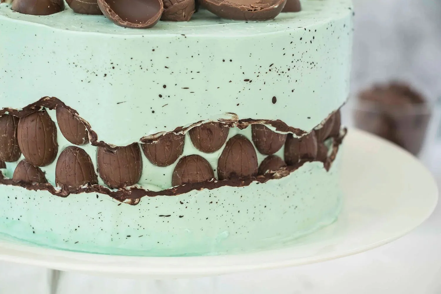 Der Prozess des Bestreichens einer Torte mit Buttercreme, als Basis für die Fault Line Ostertorte.