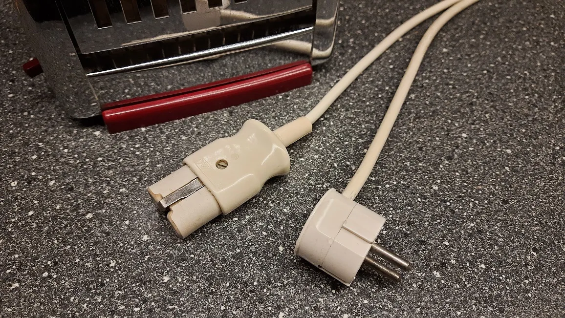 Der restaurierte Toaster mit neu verkabelter Verbindung