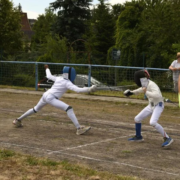 Der Schiedsrichter beobachtet aufmerksam das Fechtduell