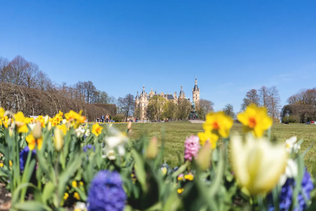 Der Schlossgarten von Schwerin mit dem Schweriner Schloss im Hintergrund – ein malerisches Panorama