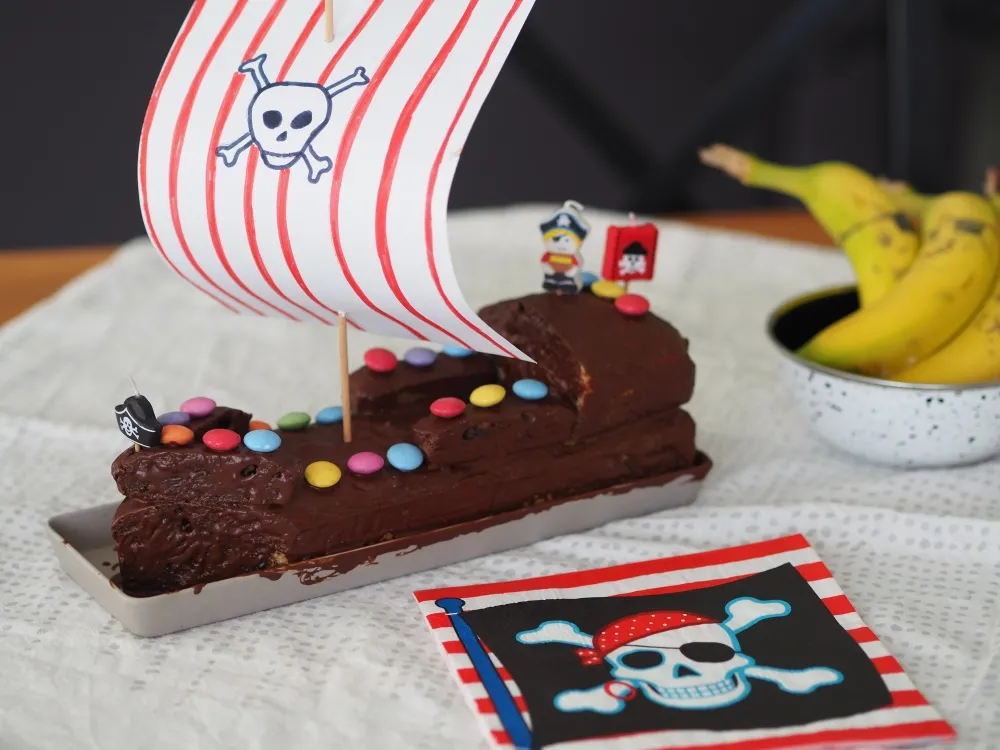 Der schokoladige Kuchen wird zum Piratenschiff