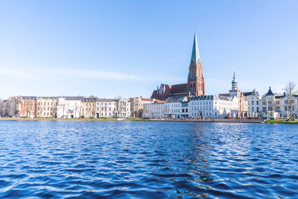 Der Schweriner Dom am Pfaffenteich – eine ikonische Silhouette