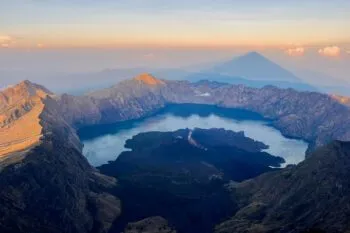Der Sonnenaufganga m Rinjani Krater