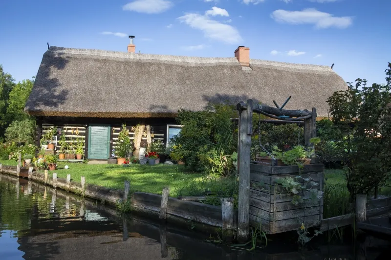 Der Spreewald in Brandenburg, eine Wasserlandschaft mit traditionellen Kähnen