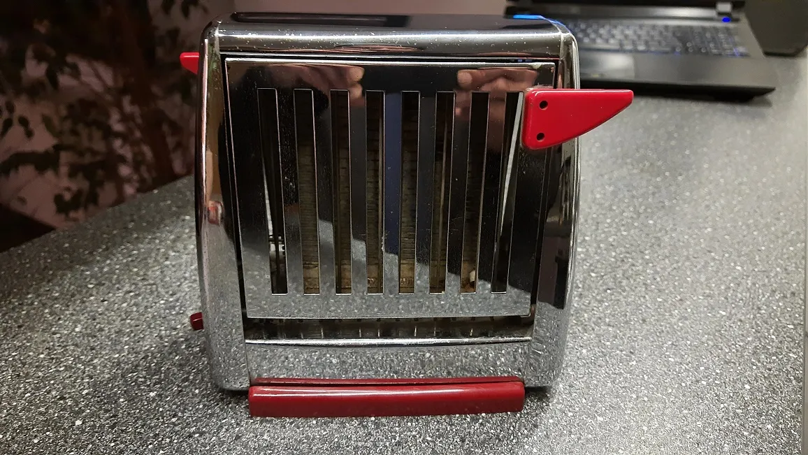 Der Stecker eines alten Toasters nach der Reinigung