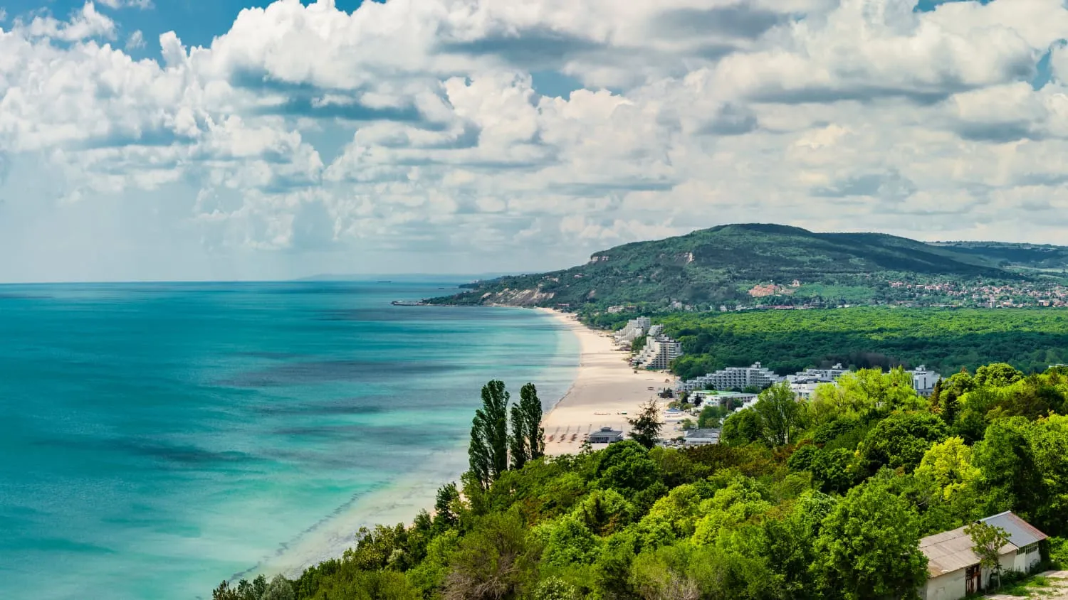 Der strahlende Albena-Strand in Bulgarien, einladend für Sonnenanbeter und Wassersportler