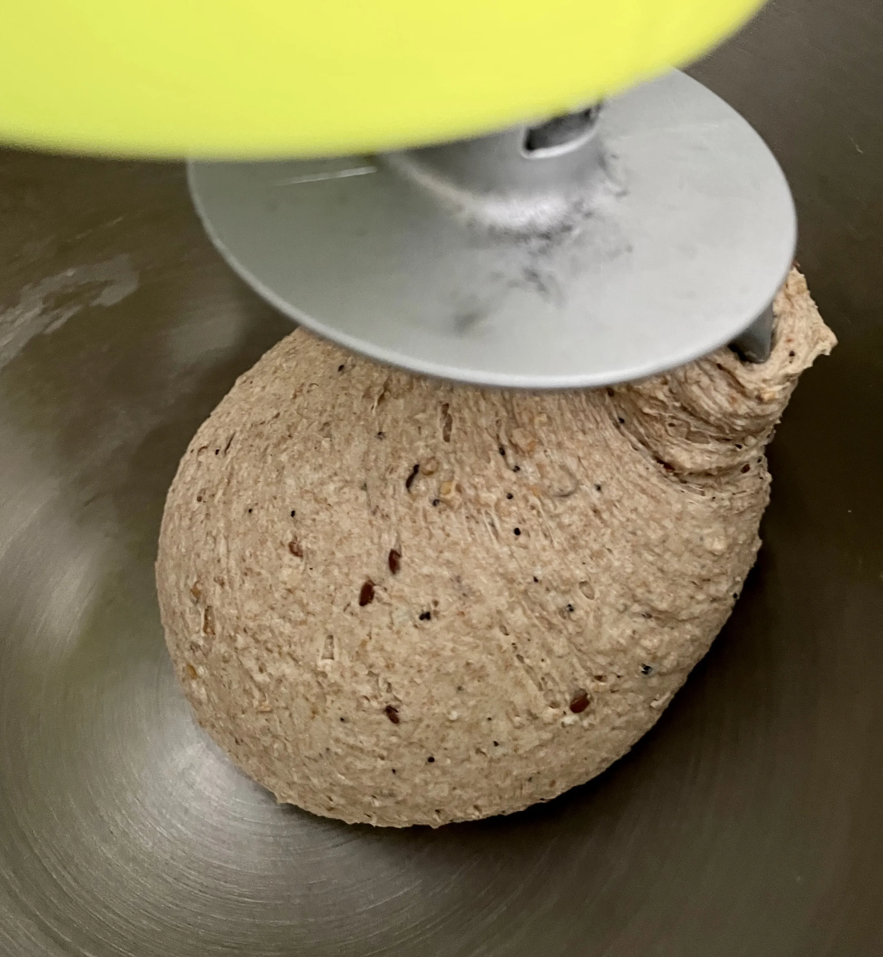 Der Teig sollte sich von der Schüssel des Mixers lösen