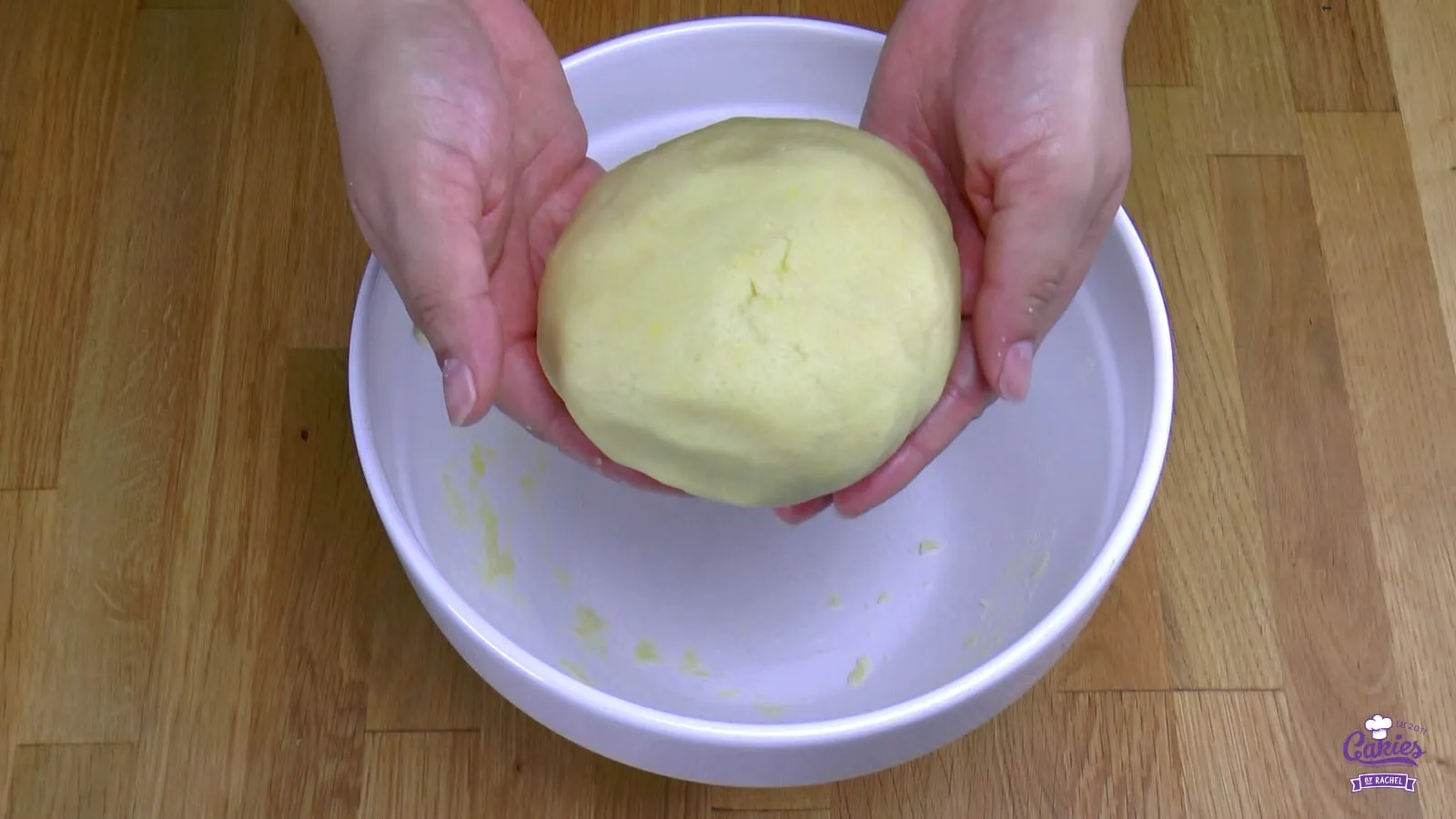 Der Teig wird zu einer Kugel geformt und gekühlt