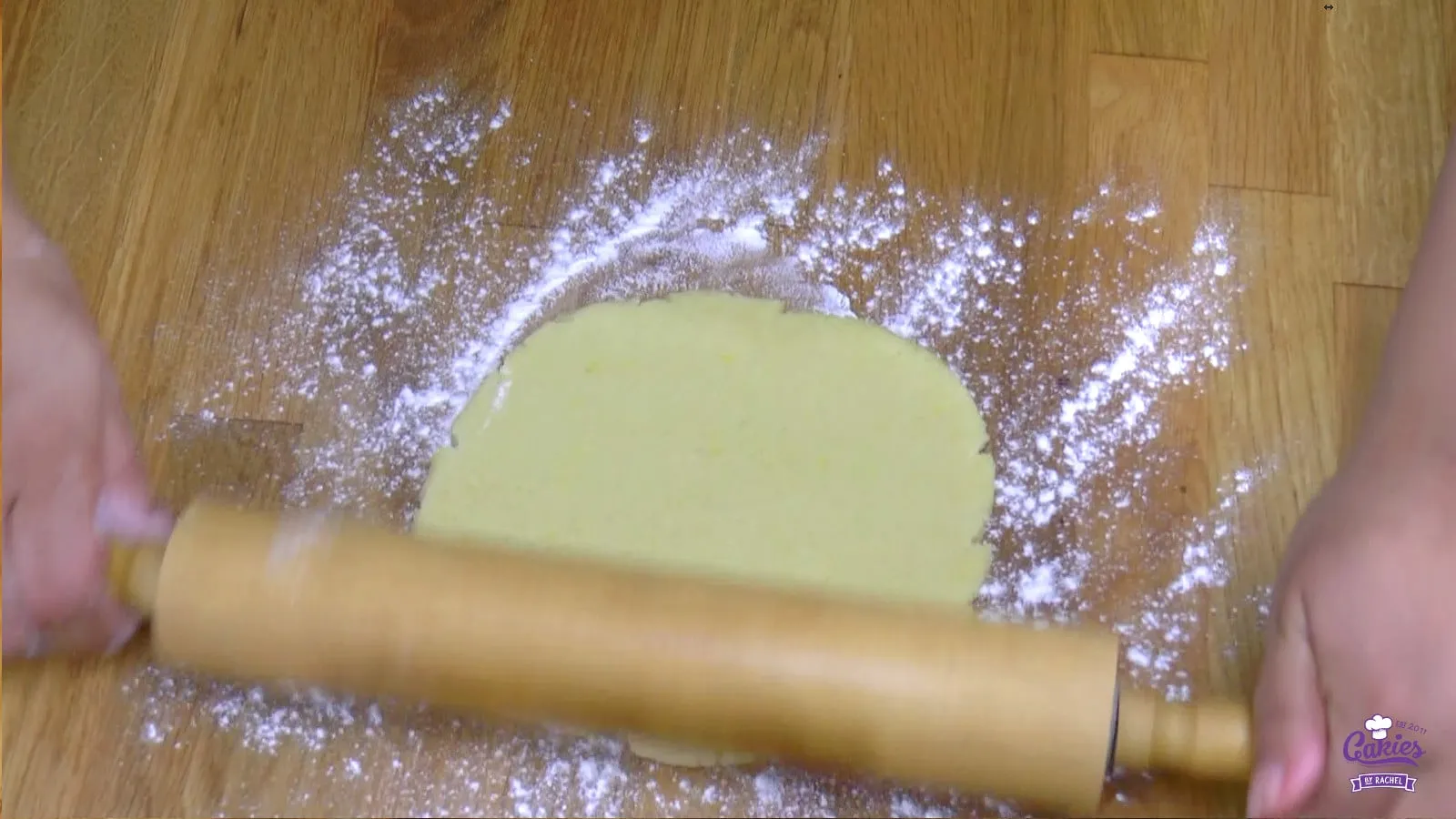 Der Teigdeckel wird ausgerollt