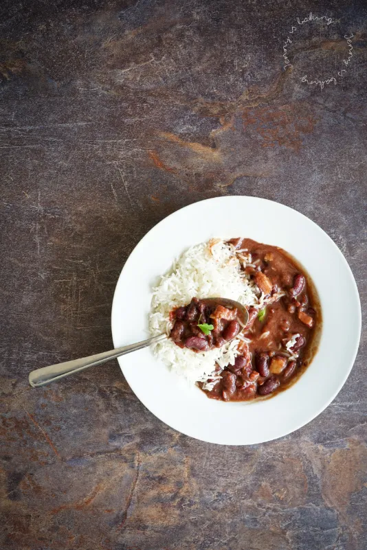 Der traditionelle Rote Bohnen Eintopf mit geräuchertem Bauchspeck und frischer Petersilie, ein klassisches deutsches Gericht.