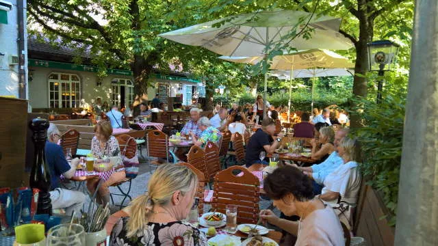Der traditionsreiche Biergarten des Osterwaldgartens in München
