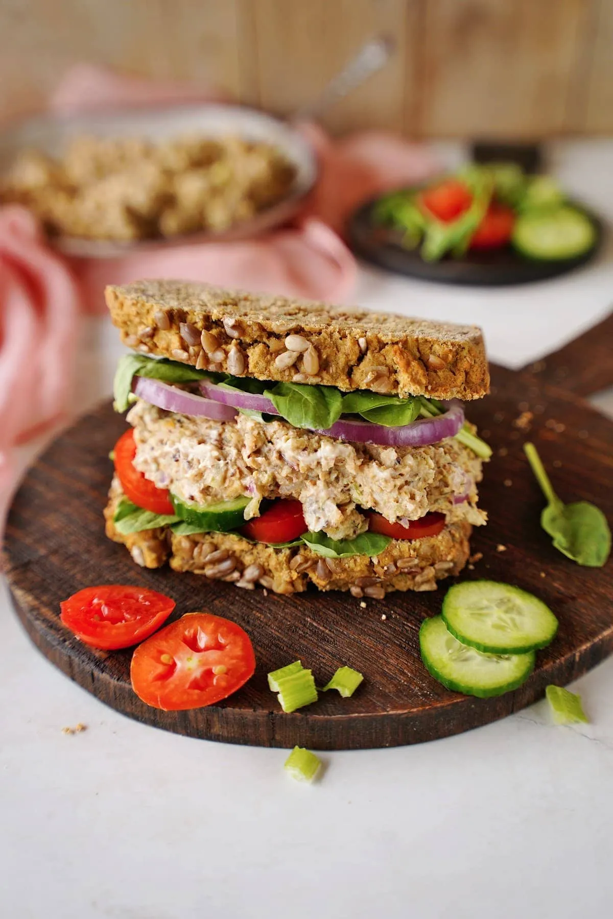 Der vegane Kichererbsen-Thunfisch-Salat auf einem Holzbrett, bereit für Sandwiches oder als Beilage, ein frisches und cremiges Mittagessen.