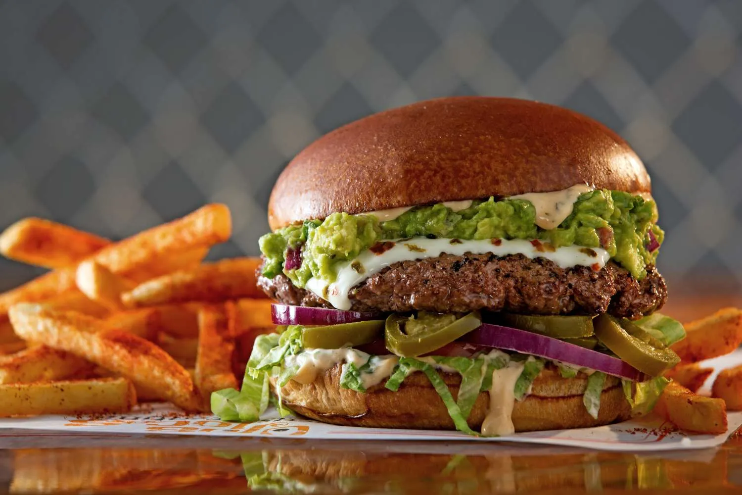 Der Yucatán Burger aus dem Ojos Locos Menü, ein beliebtes Gericht mit Jalapeños und Guacamole.