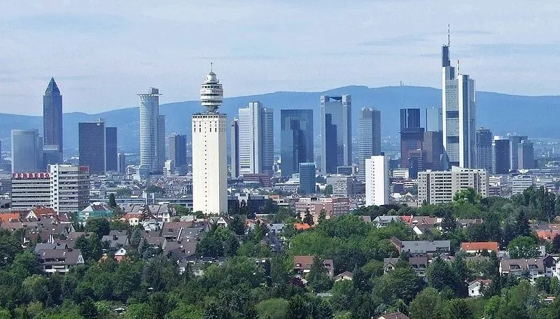 Detail der Fenster des Restaurants im Henninger Turm