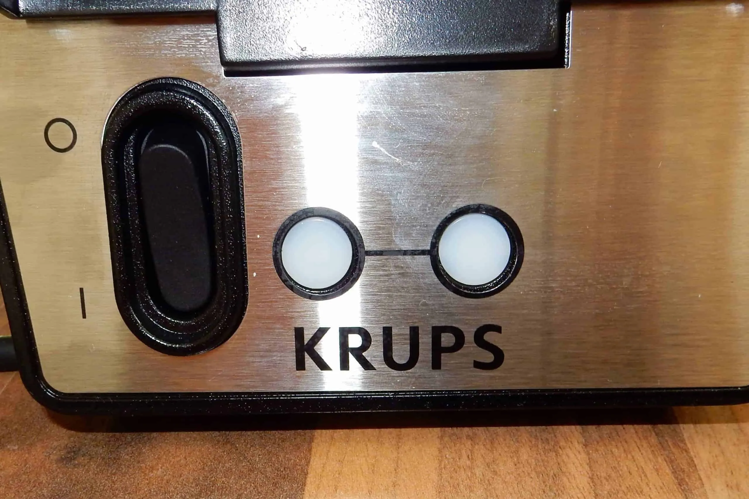 Detailansicht der Backampel des Krups FDK 251 Waffeleisens mit rotem und grünem Licht