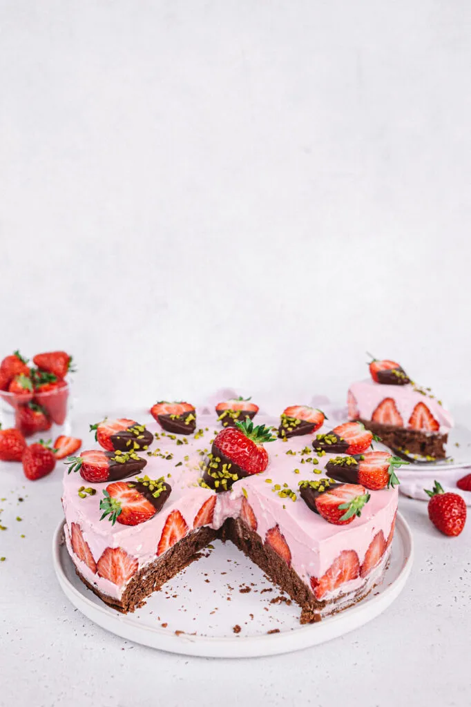 Detailansicht der Erdbeer-Sahne-Torte mit Schokoladenboden und frischen Erdbeeren