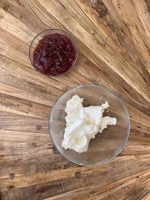 Detailansicht der farbenfrohen Schokoladendekorationen, die eine festliche Ostertorte krönen.