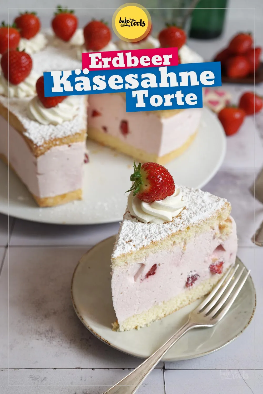 Detailansicht der Füllung einer Herz-Käsesahnetorte mit Erdbeerstücken
