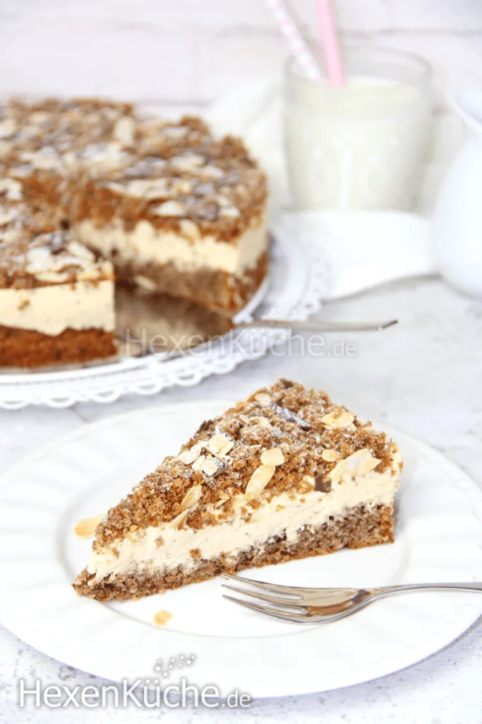 Detailansicht der Krümel auf der Eiskaffee Sahne Torte