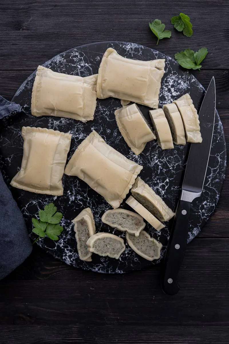 Detailansicht der Maultaschen Shakshuka mit Eiern und Schafskäse, servierfertig aus dem Ofen