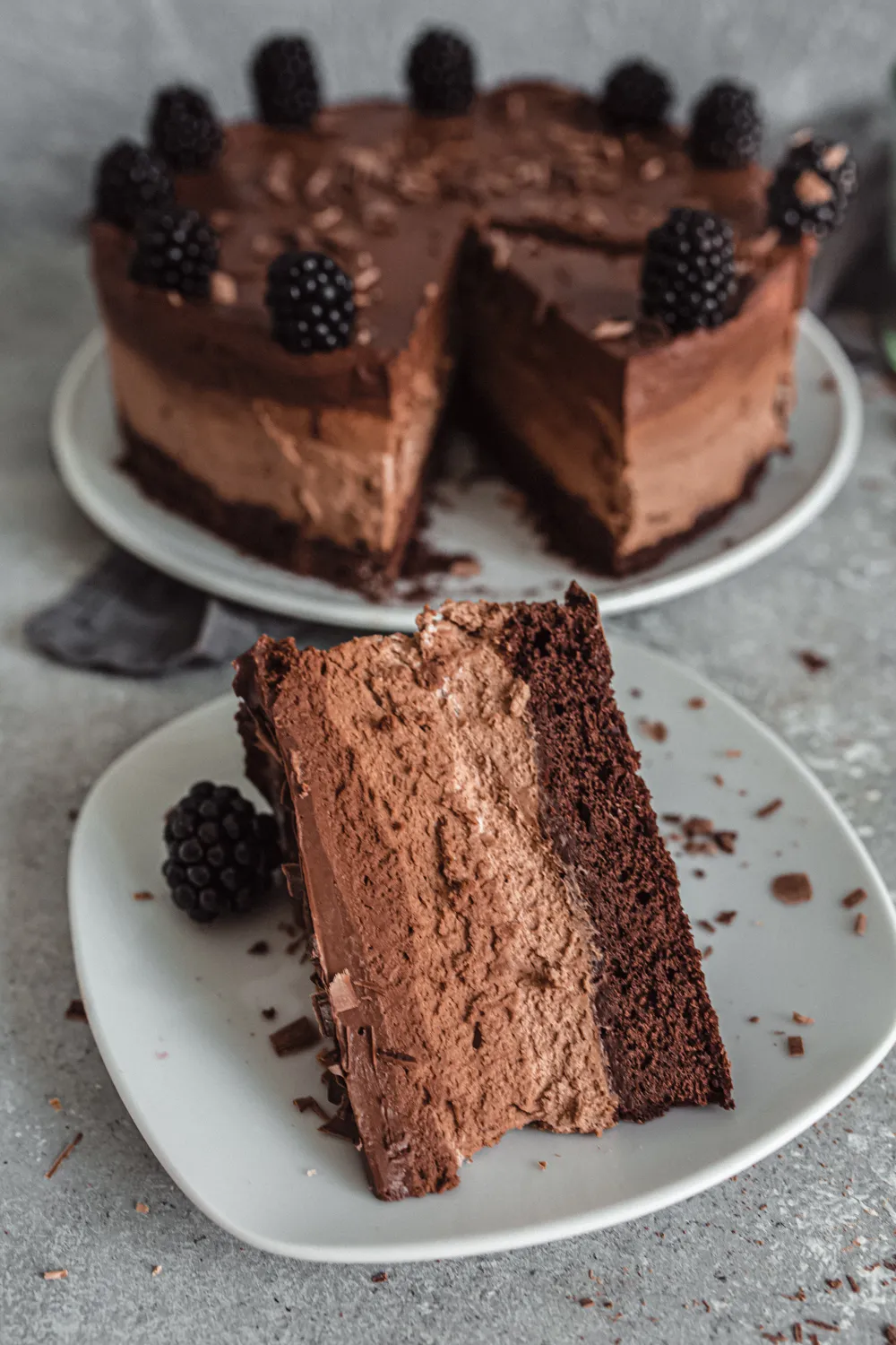 Detailansicht der Oberfläche einer Schoko-Vanille-Sahnetorte, verziert mit einer feinen Schokoladenglasur.