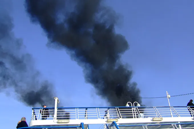 Detailansicht der Reling eines Kreuzfahrtschiffes, das die versteckten Umweltprobleme der Kreuzfahrtindustrie verbirgt