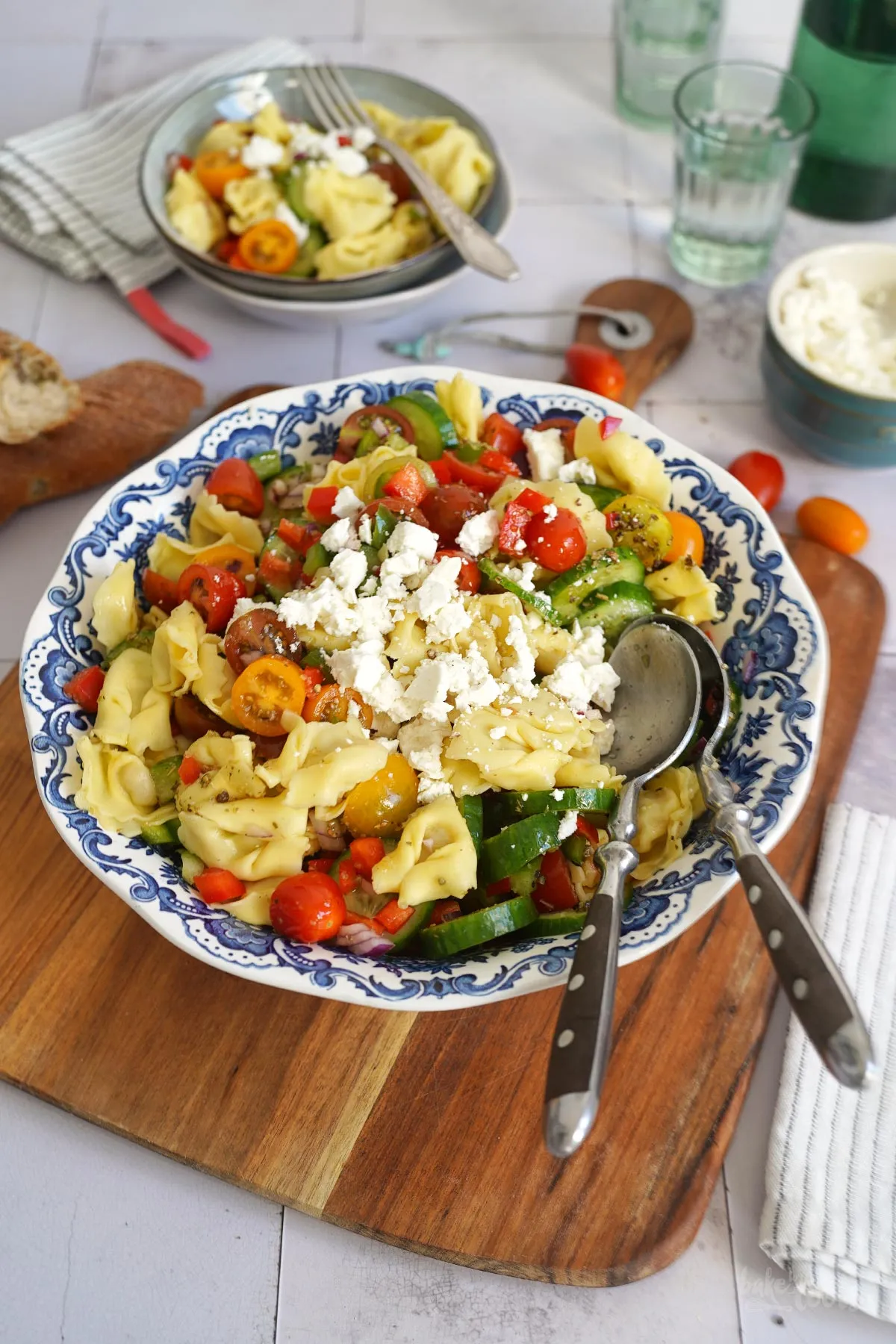 Detailansicht der Zutaten und des Dressings im Tortellini Salat