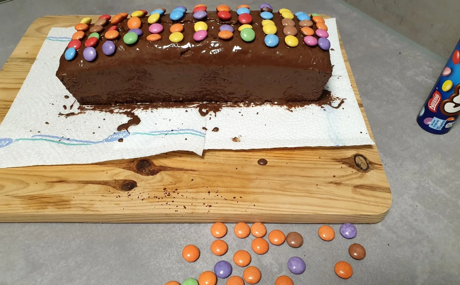 Detailansicht des saftigen Rehrücken-Geburtstagskuchens mit unregelmäßiger Textur