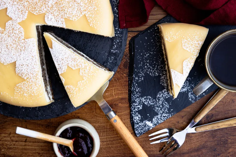 Detailansicht einer dekorierten Mohn-Marzipan-Torte von oben