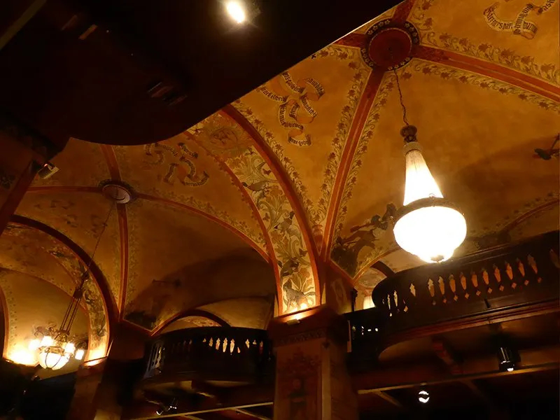 Detailansicht einer der Säulen im Kornhauskeller, verziert mit kunstvollen Malereien.