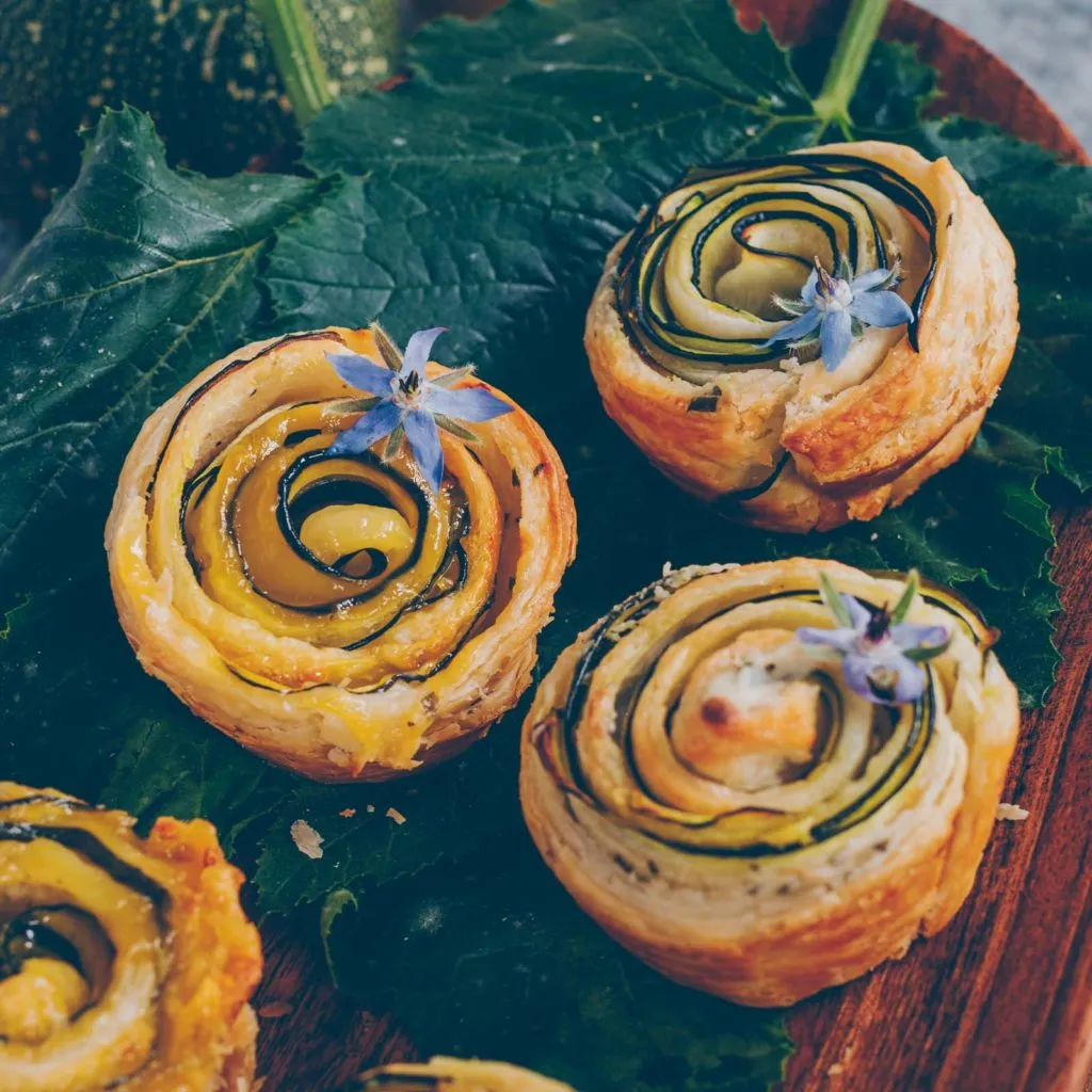 Detailansicht einer frisch gebackenen Zucchini-Rose mit knusprigem Blätterteig