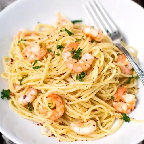 Detailansicht einer großen Schüssel mit dampfenden Scampi-Nudeln und aromatischer Sauce, ein Klassiker unter den scampi rezepten.