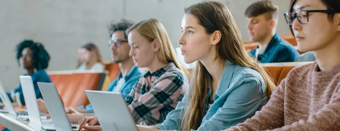 Detailansicht einer modernen Lebensmittelproduktionsanlage, welche die vielfältigen Aufgabenbereiche von Absolventen eines Fernstudiums Lebensmitteltechnologie darstellt.