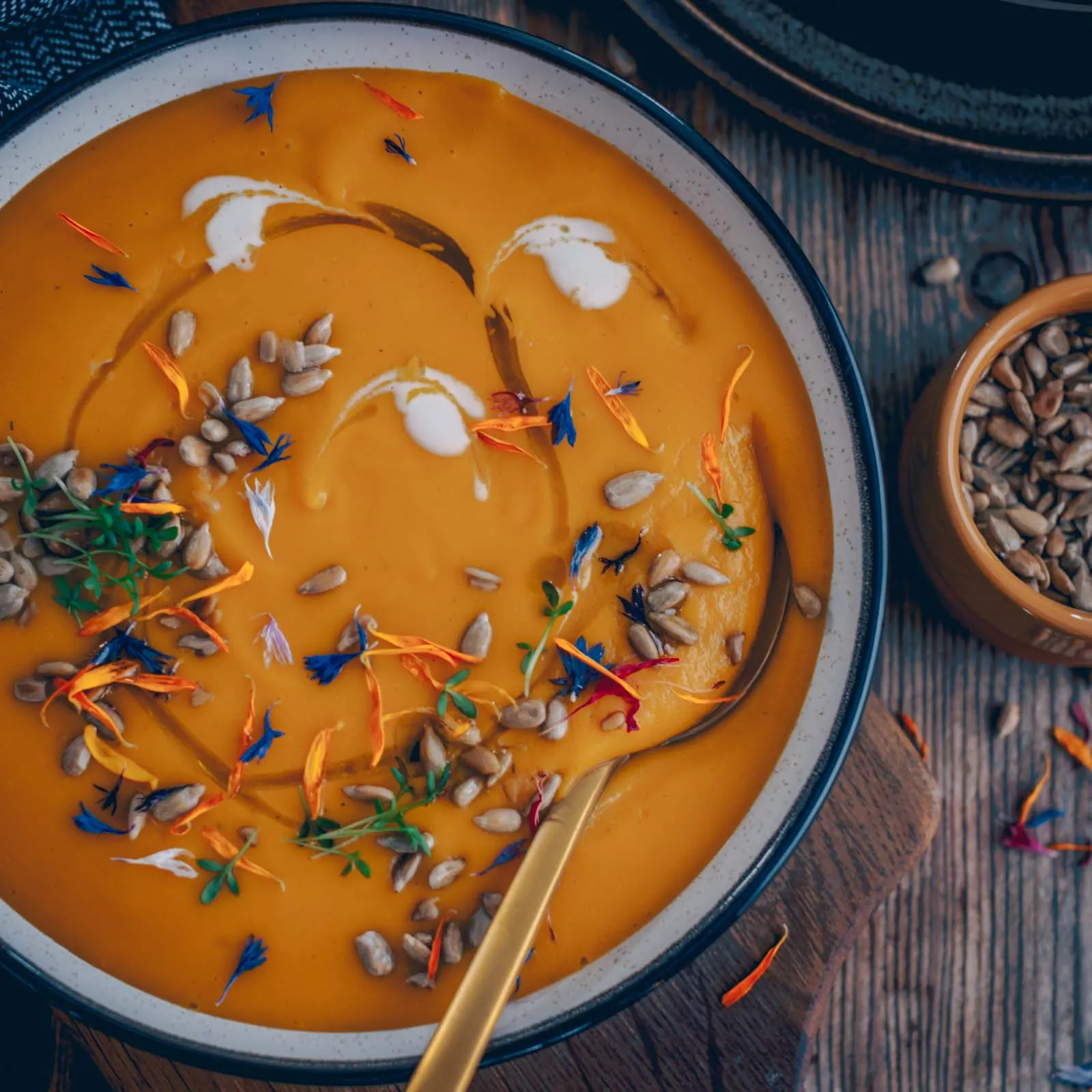 Detailansicht einer Schale Linsen-Orangen-Suppe mit Fokus auf die cremige Textur und die farbenfrohen Zutaten, ein wärmendes Gericht.