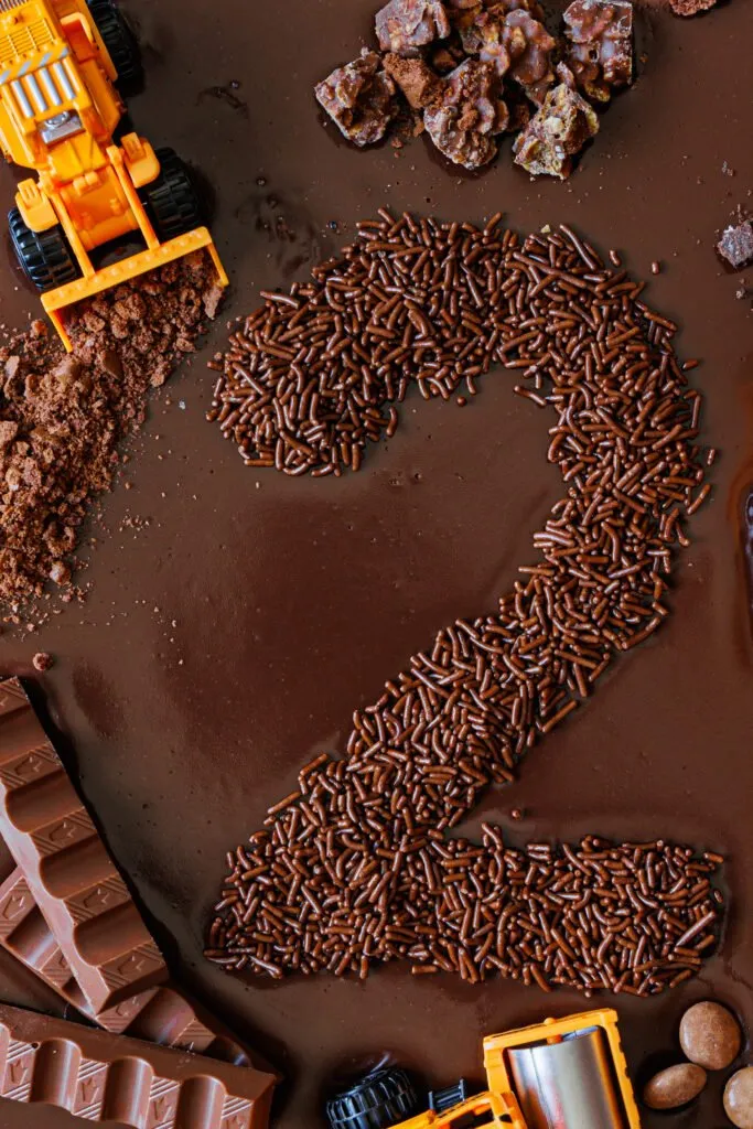 Detailansicht eines Bagger-Geburtstagskuchens, perfekt für den zweiten Geburtstag