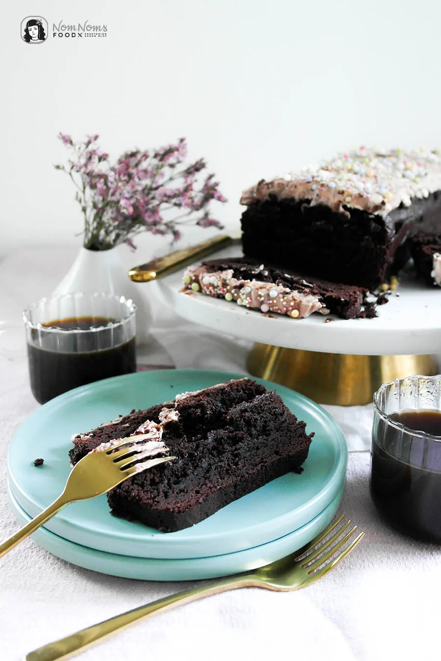 Detailansicht eines Brownie-Kuchens in der Kastenform, bereit zur Dekoration für den Kindergeburtstag