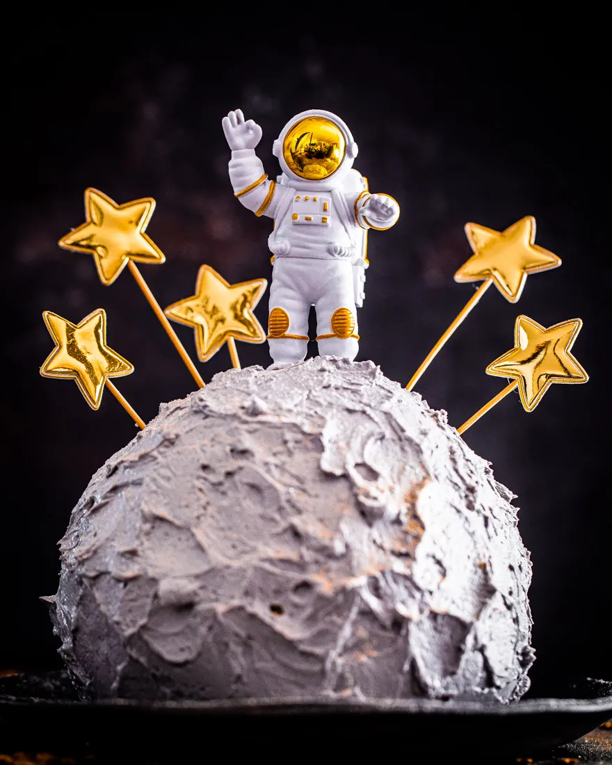 Detailansicht eines einfachen Astronauten Weltraum Geburtstagskuchens